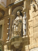 Christliche Statue an einer Hauswand